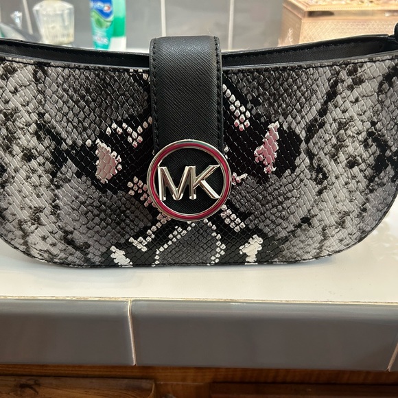 Michael Kors - Picture 3 of 4